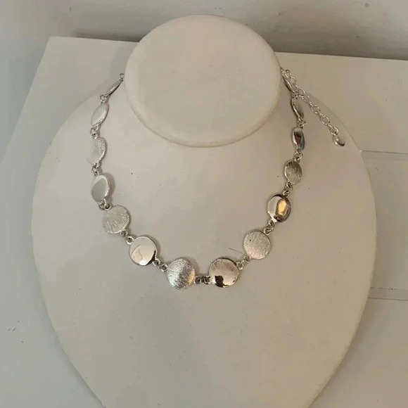 Gloria Vanderbilt | Silver Tone Metal Disc Stations Strandage - Picture 2 of 3